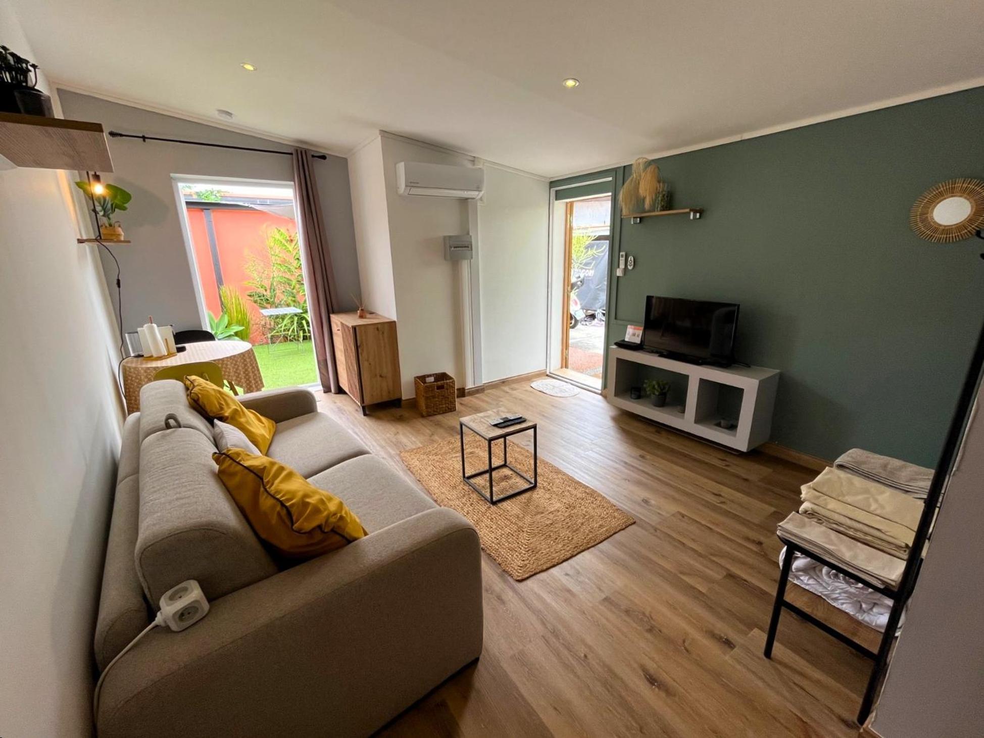 Charmant Bungalow Climatise Avec Jacuzzi Sainte-Clotilde Exteriör bild