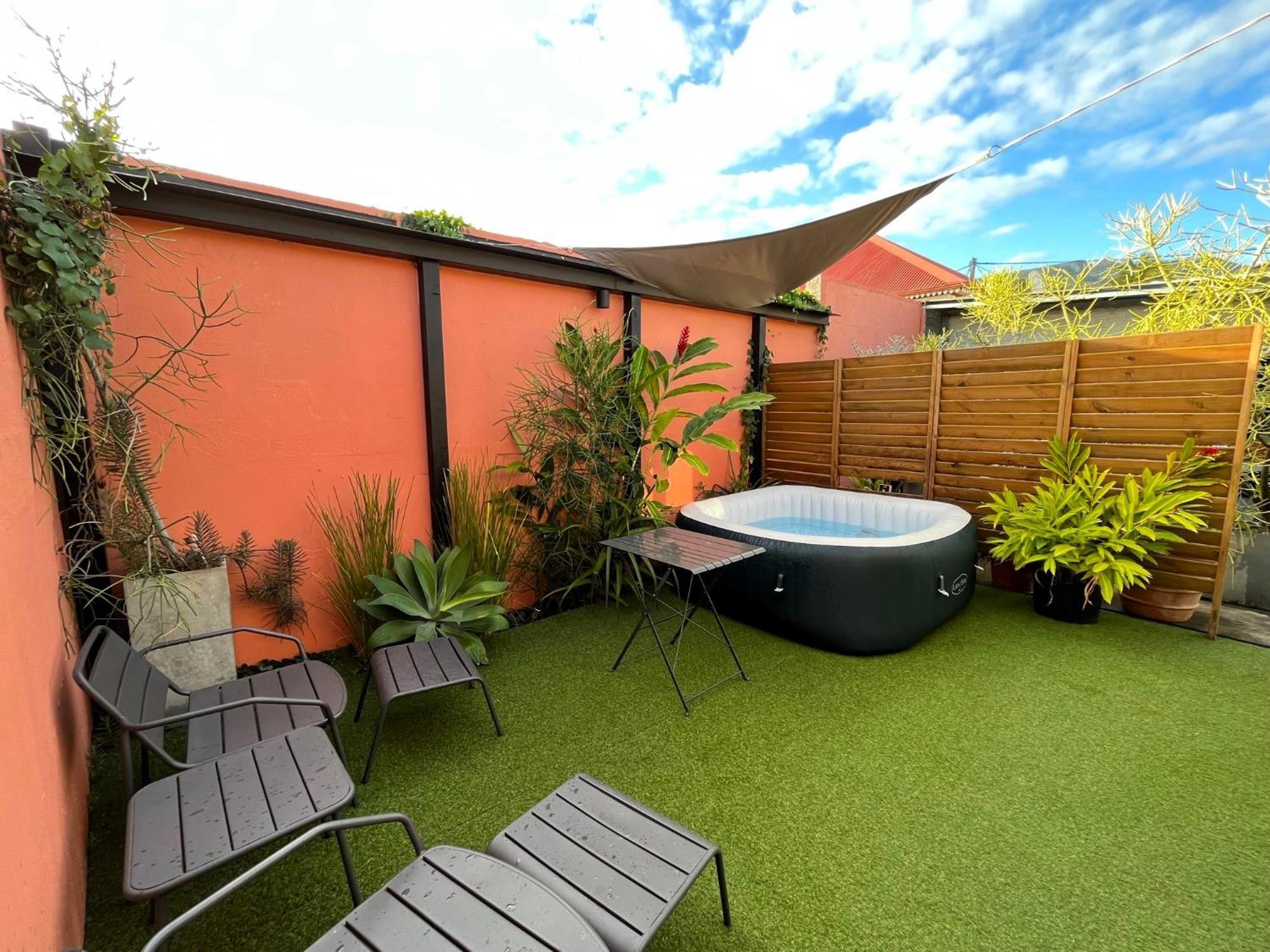 Charmant Bungalow Climatise Avec Jacuzzi Sainte-Clotilde Exteriör bild